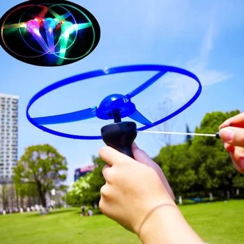 Creative Iluminat Discul De Zbor Cu Elice Elicopter Jucării Trageți Șir De Farfurii Zburătoare Titirez Copii În Aer Liber Jucărie Distractiv Imagine